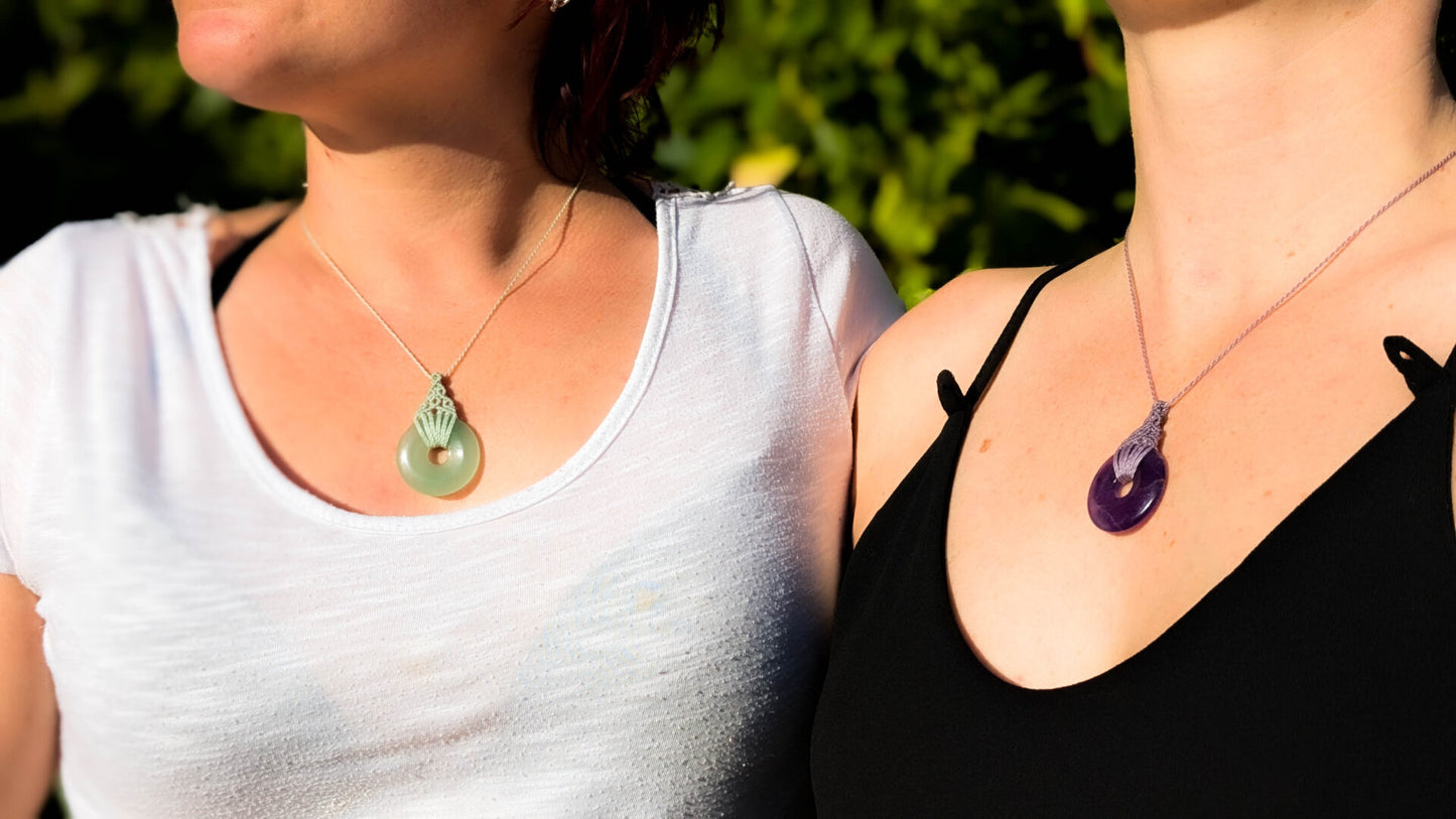 Modèles avec deux colliers donut en aventurine et améthyste