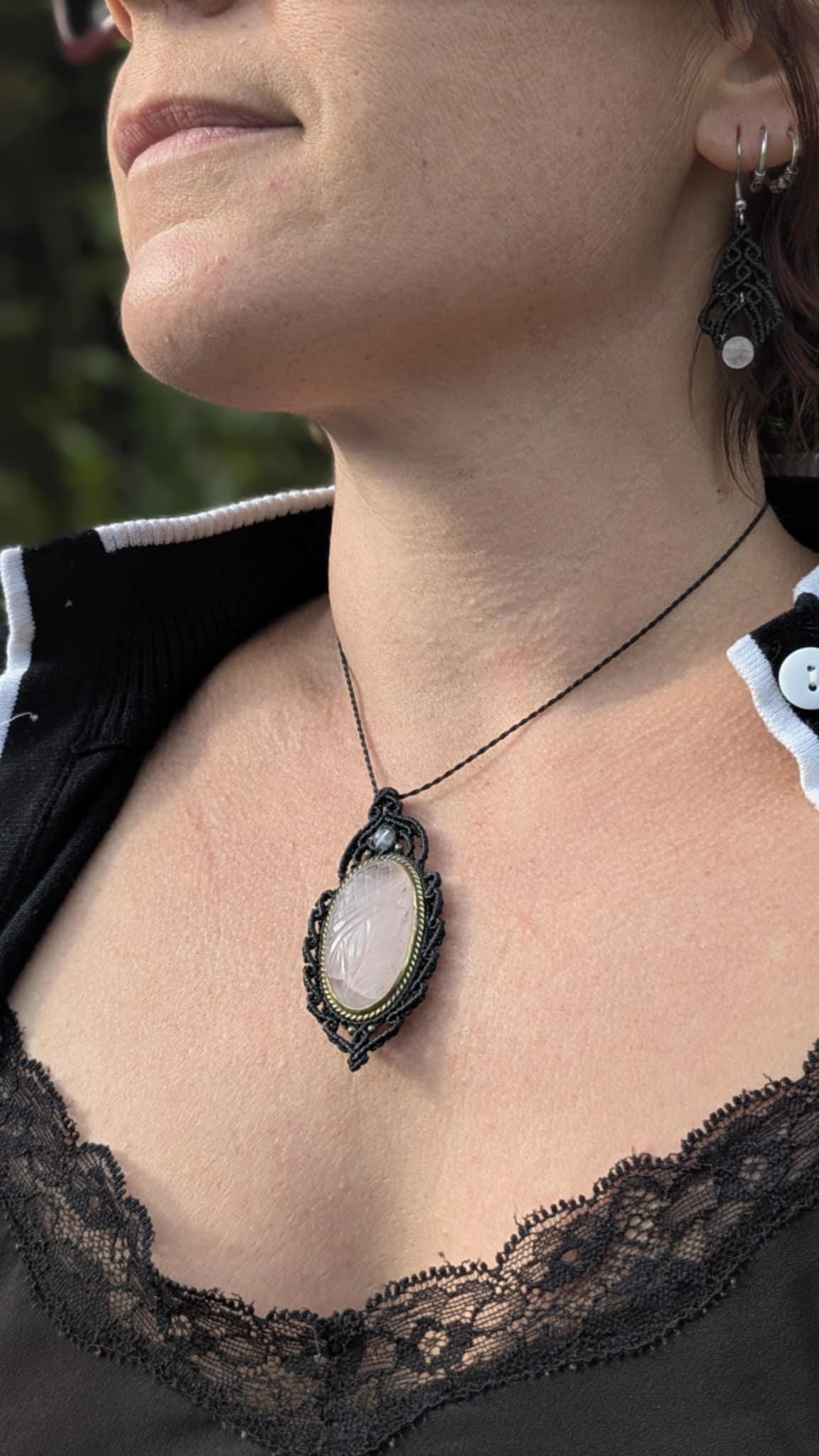 Collier " Camée" - Quartz rose Gravé - Noir