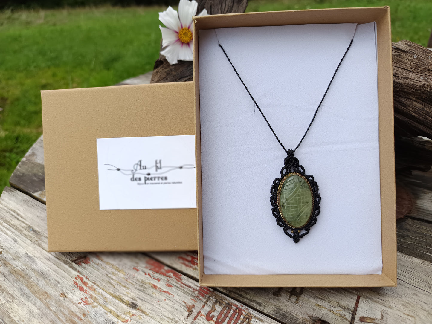 Collier " Camée" - Prehnite - Noir