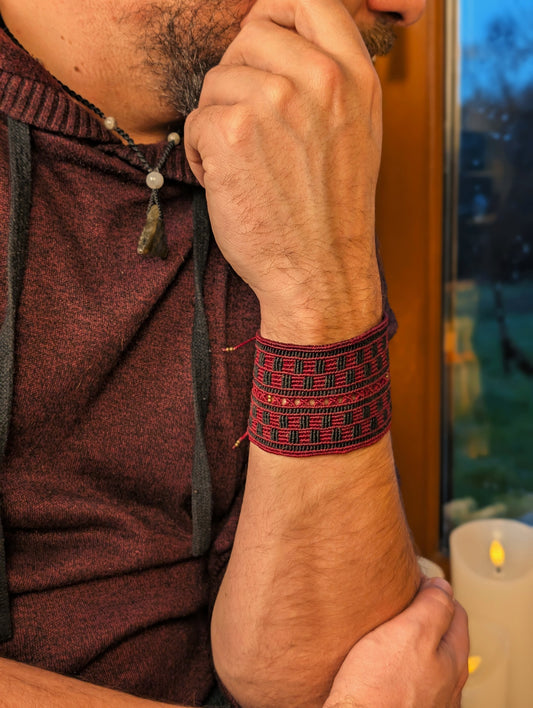 Large manchette rouge et noir