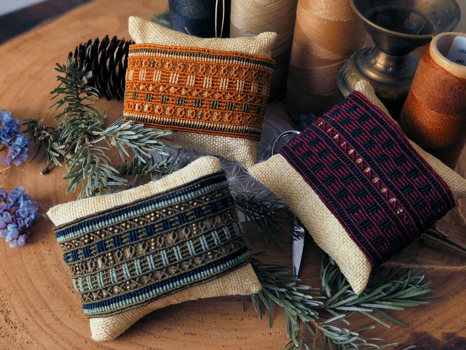 Trois bracelets manchettes en macramé