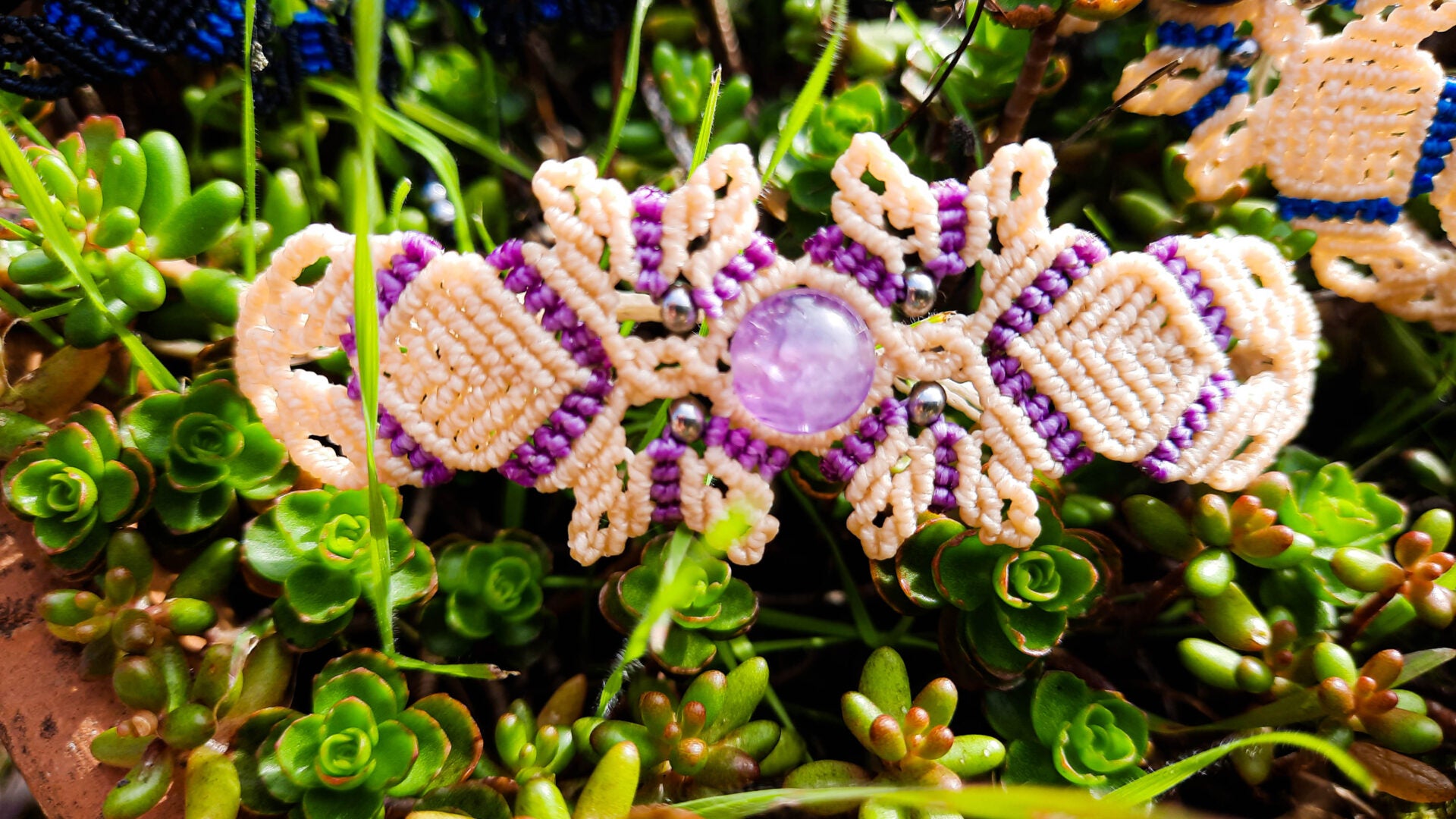 Bracelet crème et pierre en améthyste