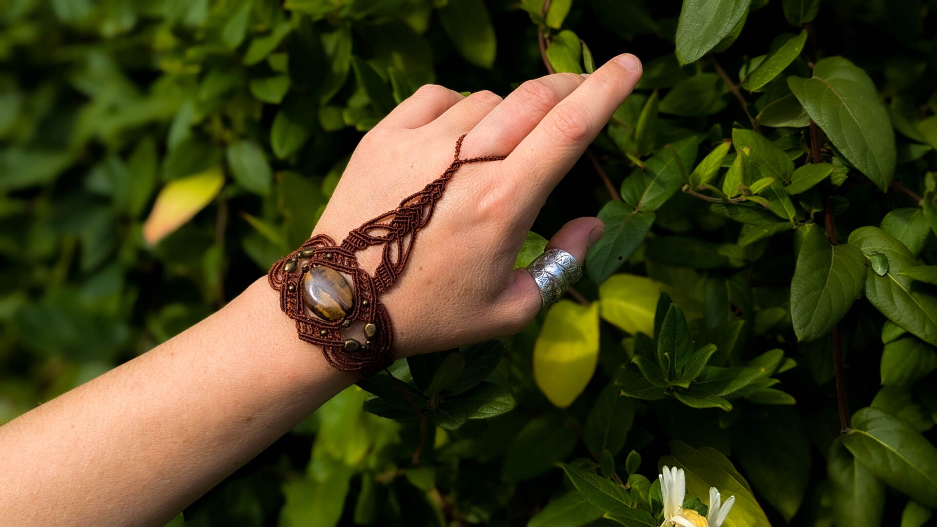bijoux de main tissé marron et pierre en œil de tigre