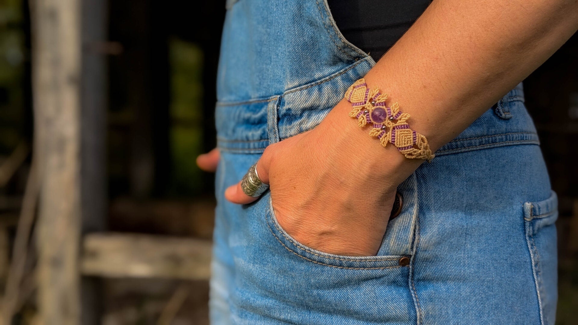 Bracelet crème et pierre en améthyste