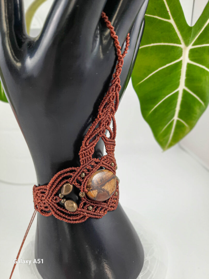 bijoux de main tissé marron et pierre en œil de tigre