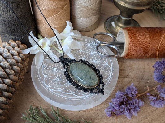 Collier " Camée" - Prehnite - Noir