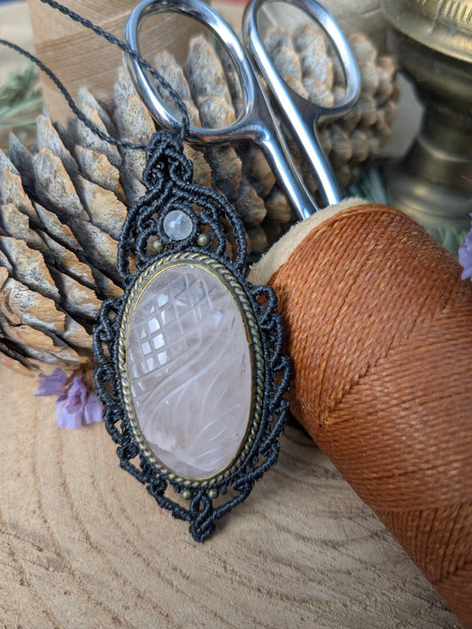 Collier " Camée" - Quartz rose Gravé - Noir