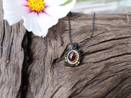 Collier oeil d'Orion - Grenat - Noir